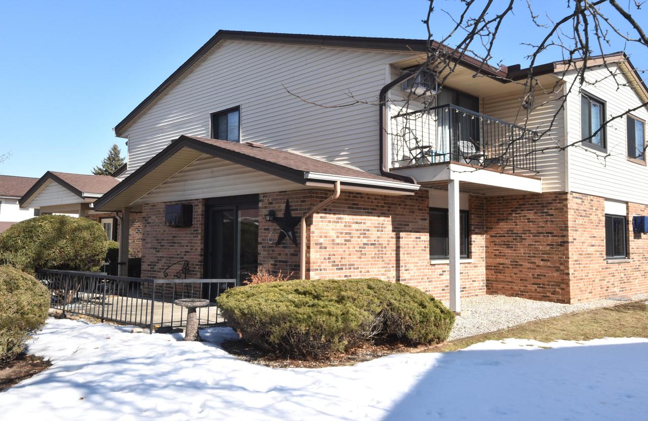 4502 S Greenridge Cir, Greenfield, WI 53220