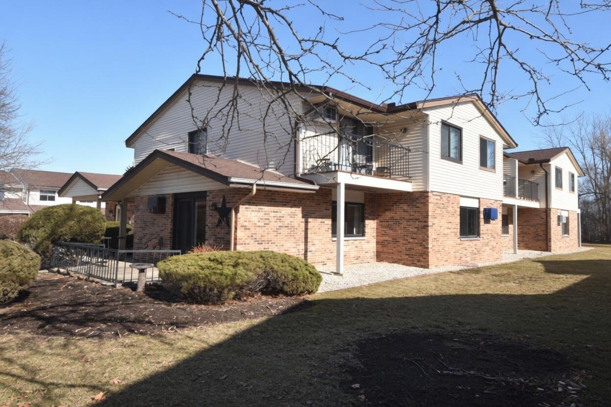 4502 S Greenridge Cir, Greenfield, WI 53220