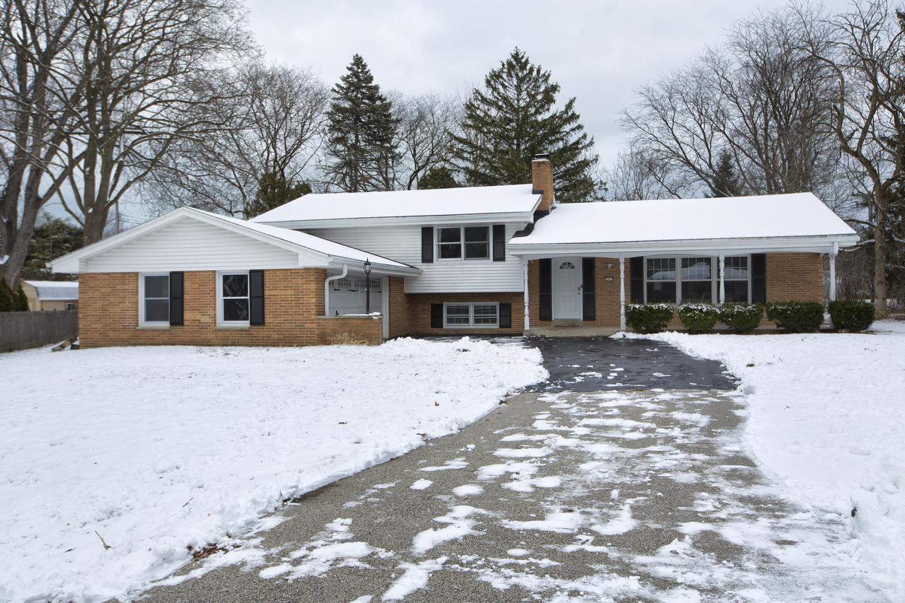 2261 W Kenboern Dr, Glendale, WI 53209