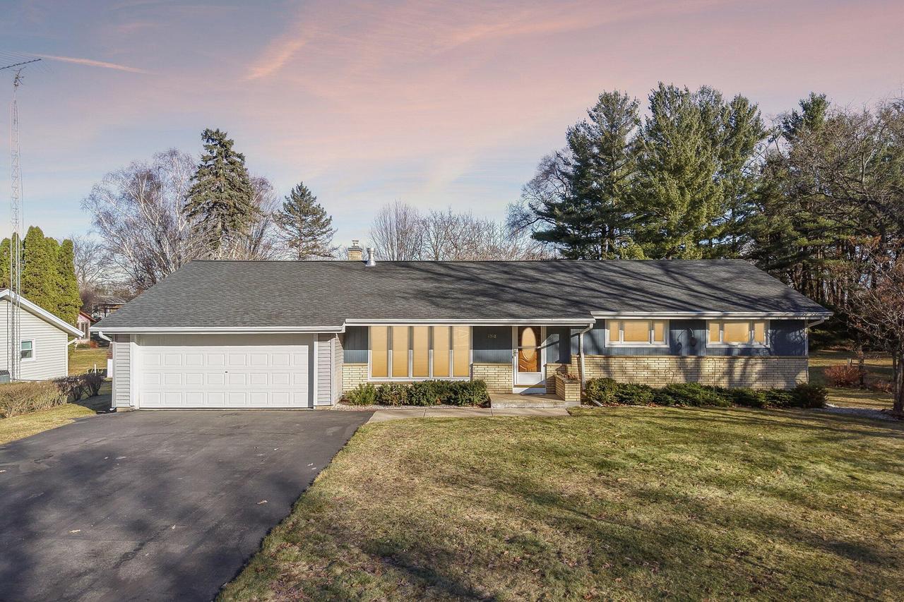 1018 S Ferry Dr, Lake Mills, WI 53551