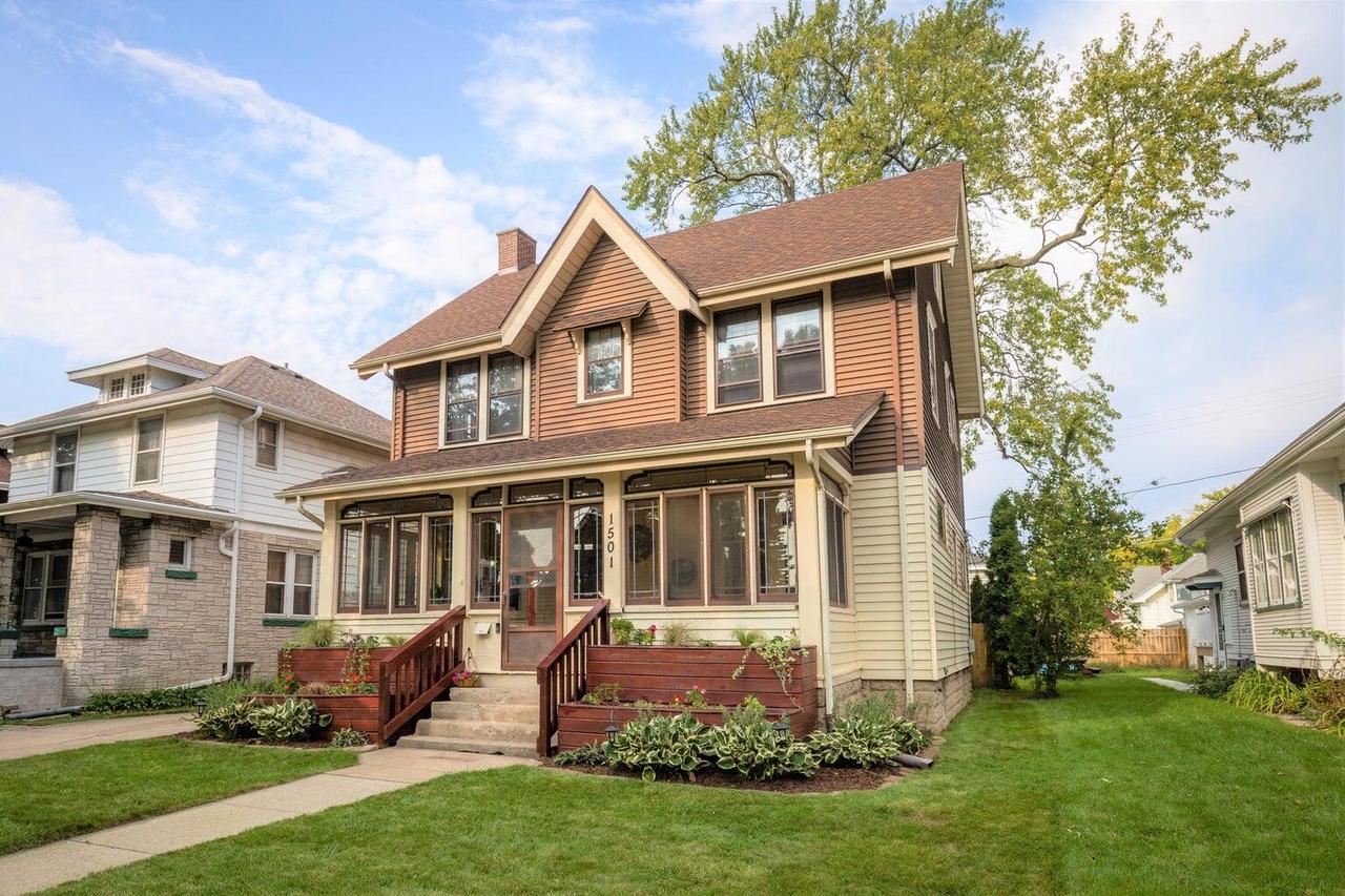 1501 S 58th St, West Allis, WI 53214