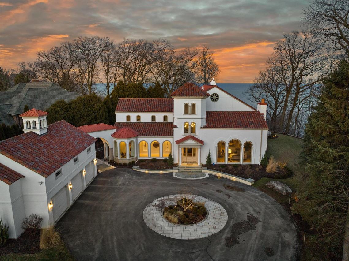 7032 N Barnett Ln, Fox Point, WI 53217