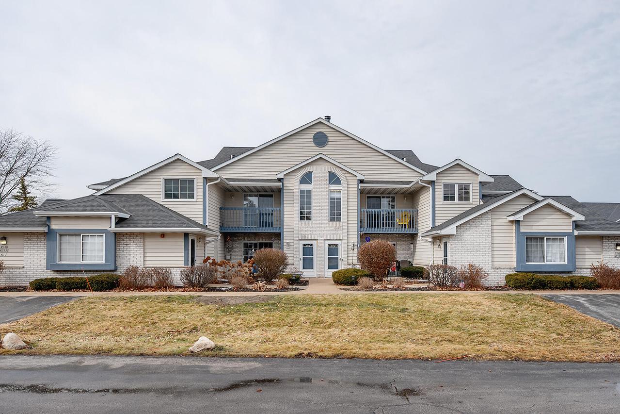 W240N2532 E Parkway Meadow #5, Pewaukee, WI 53072