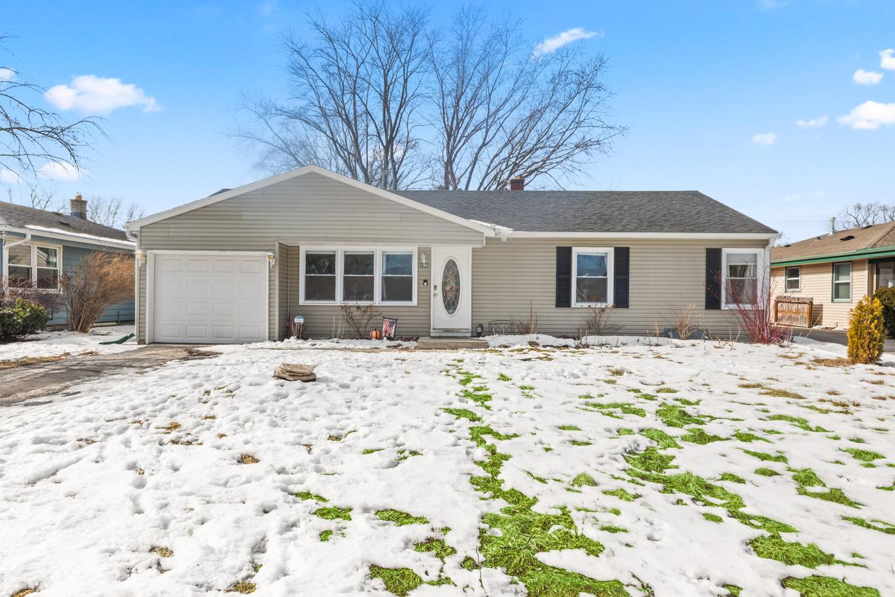 4637 N 101st St, Wauwatosa, WI 53225