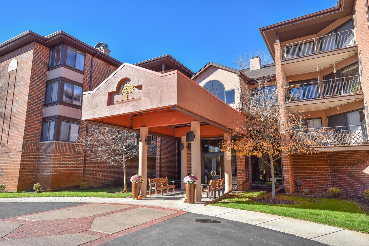 1600 W Green Tree Rd #302, Glendale, WI 53209
