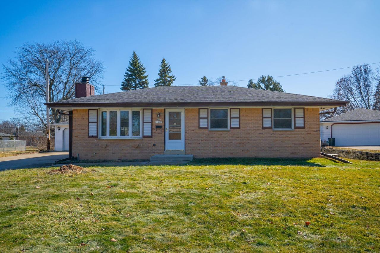 N86W18105 Summit Dr, Menomonee Falls, WI 53051