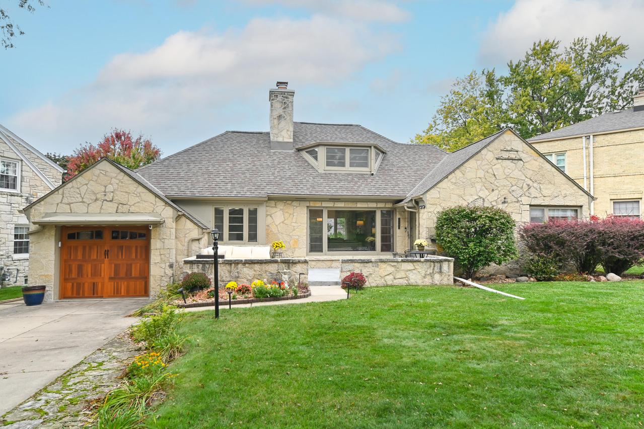 2441 N 97th St, Wauwatosa, WI 53226