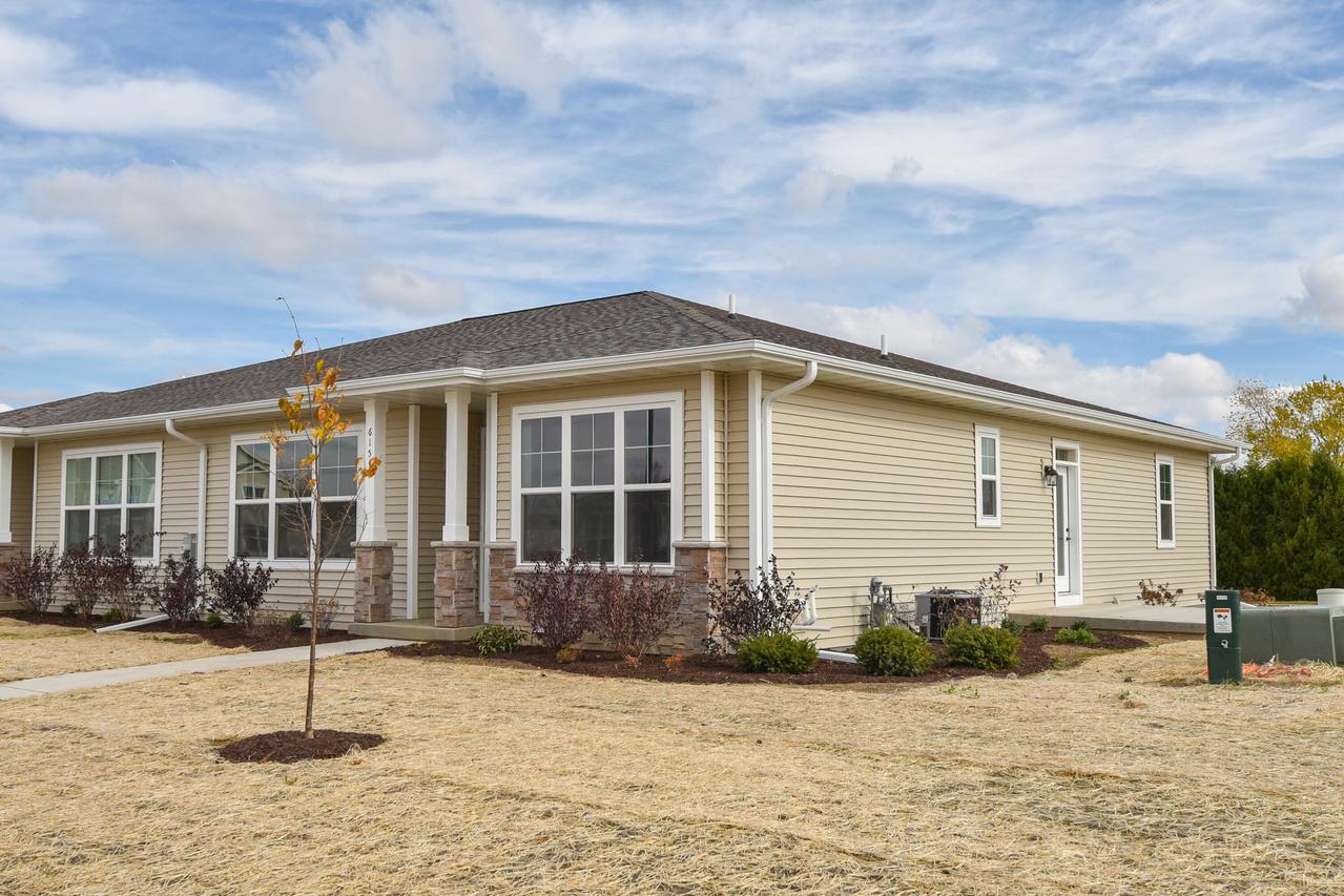 615 Hunter Oaks Blvd #B, Watertown, WI 53094