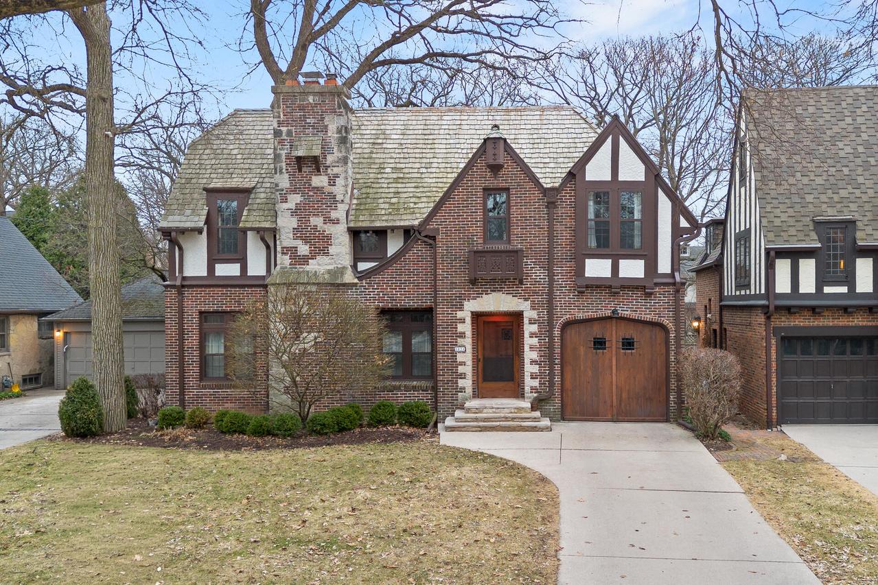 1031 E Circle Dr, Whitefish Bay, WI 53217