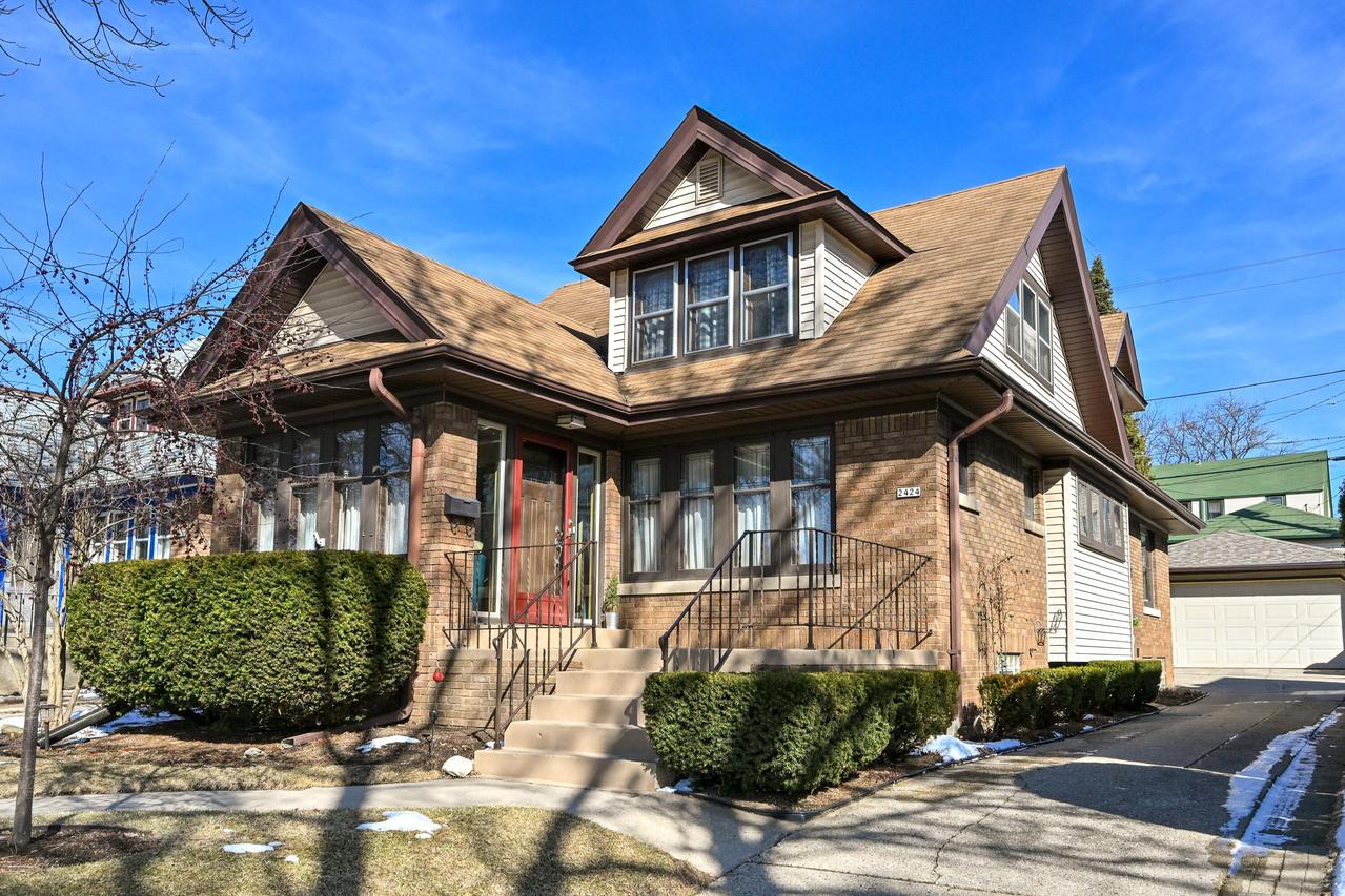 2424 N 61st St, Wauwatosa, WI 53213