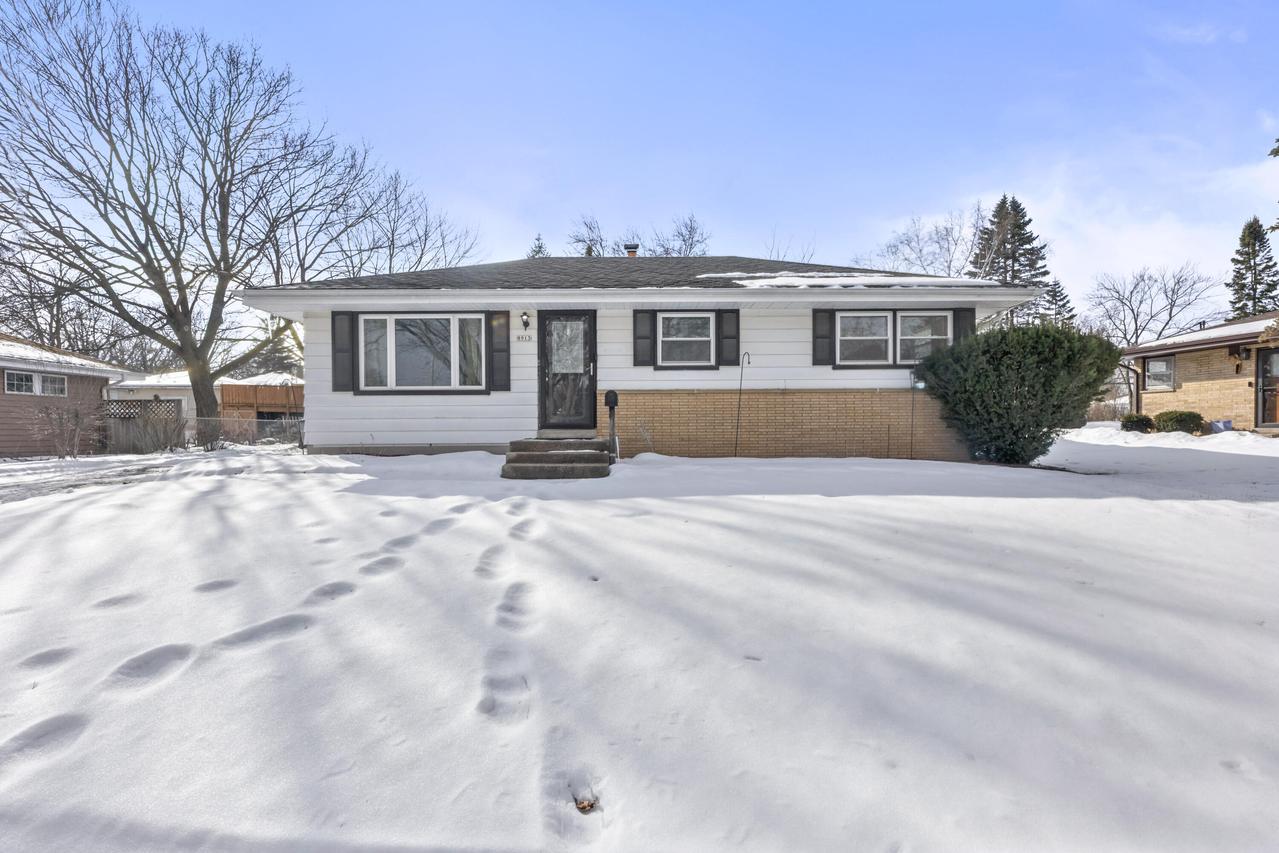 8913 W Daphne St, Milwaukee, WI 53224