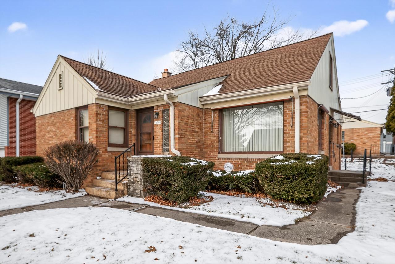 10708 W York Pl, Wauwatosa, WI 53222