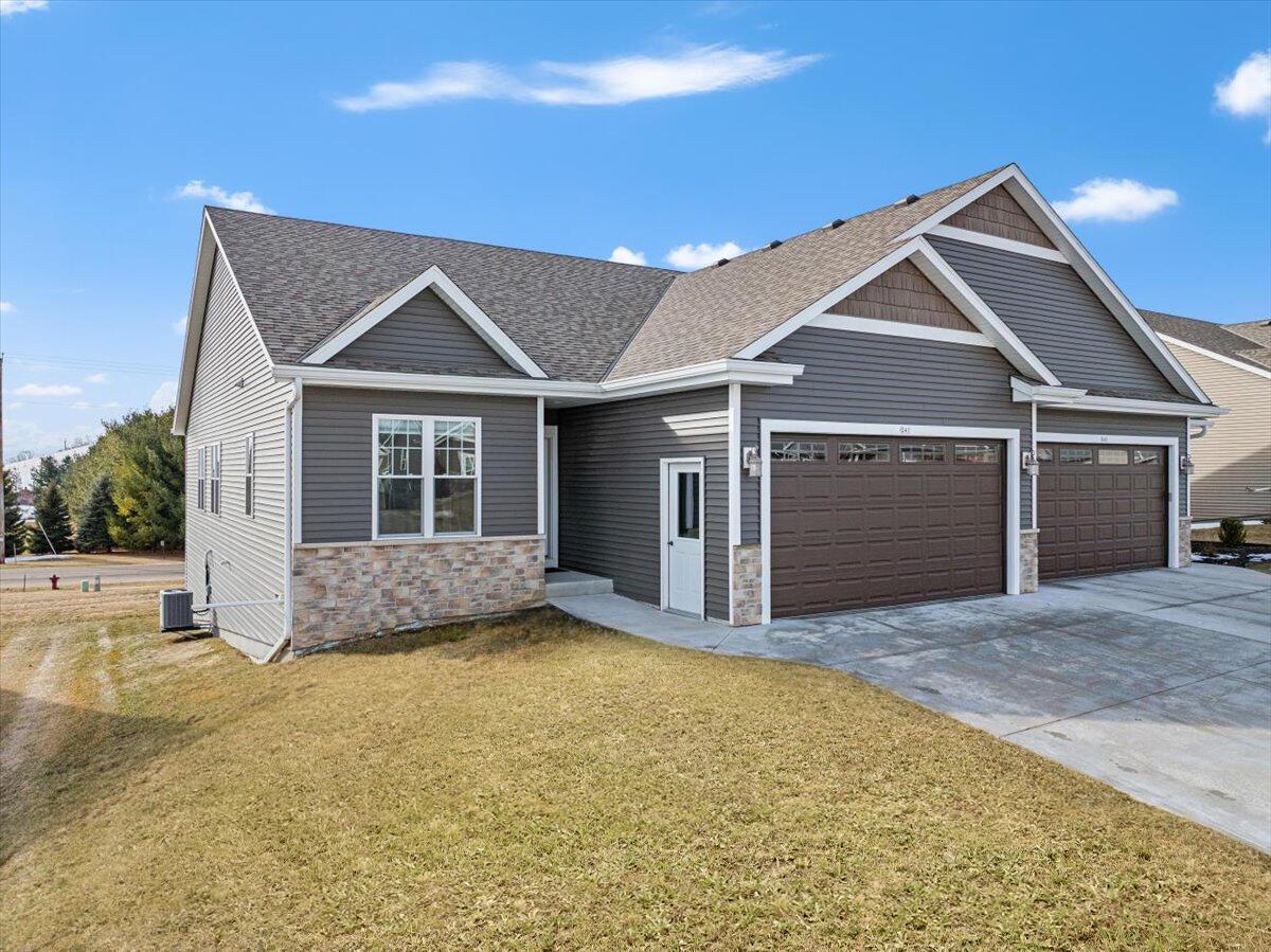 241 Silver Fox Dr, Kewaskum, WI 53040