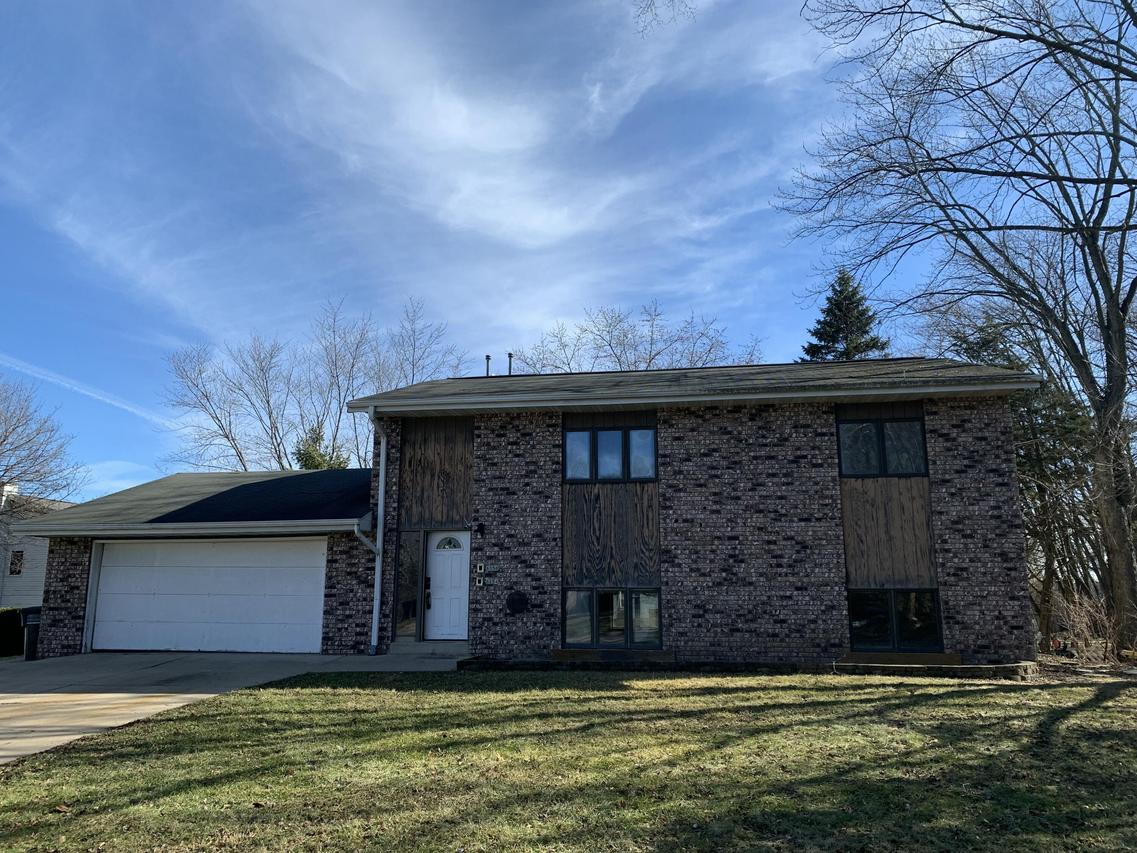 6154 S 42nd St, Greenfield, WI 53221