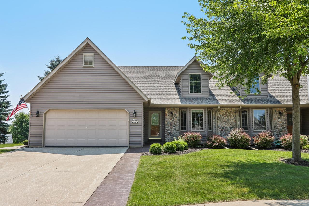 W203N16184 Pin Oak Cir, Jackson, WI 53037