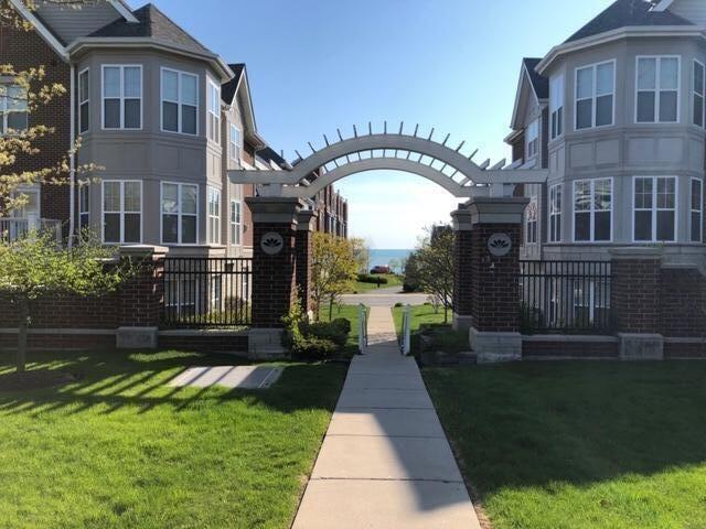 3930 S Lake Dr #511, Saint Francis, WI 53235