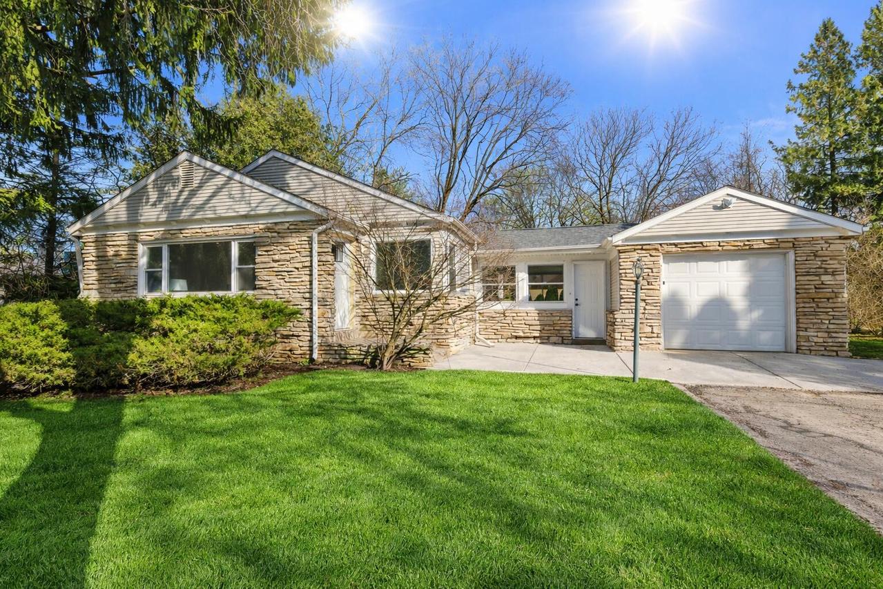 8424 N Fox Croft Ln, Fox Point, WI 53217