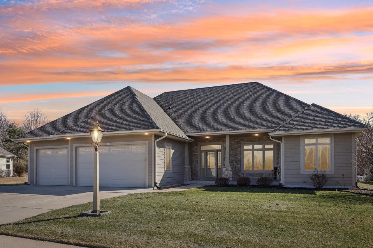 987 Prairieview Cir, Oconomowoc, WI 53066