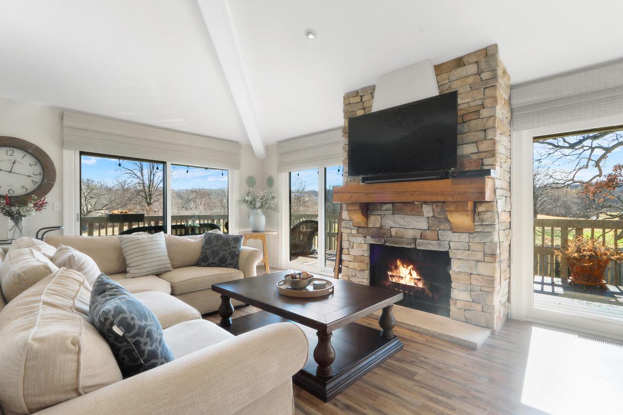 714 Thornridge Ct #B, Fontana, WI 53125