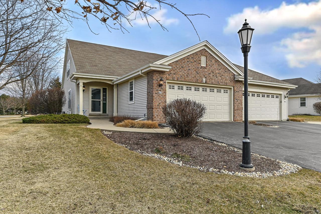 891 Sweetbriar Dr, Elkhorn, WI 53121