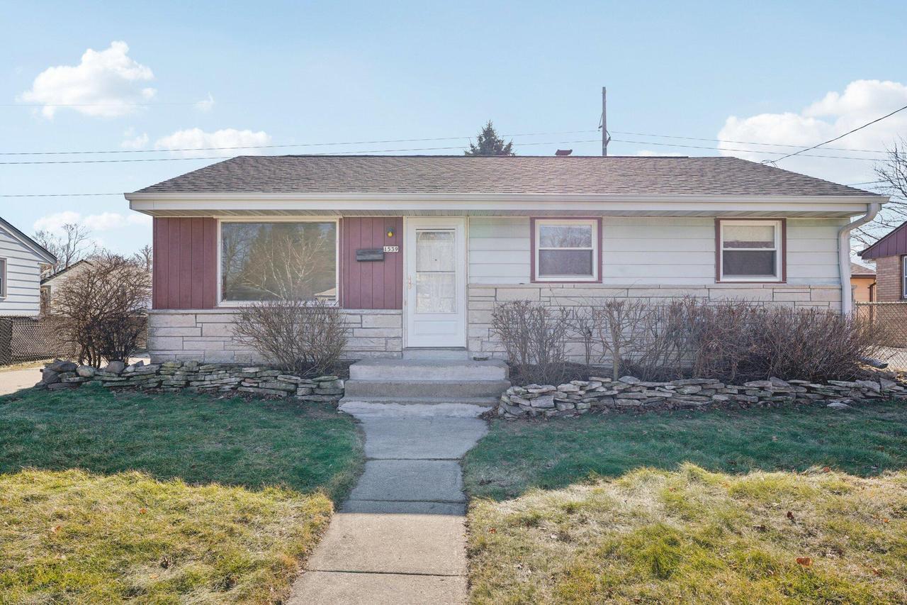 1539 Birch Dr, Waukesha, WI 53188