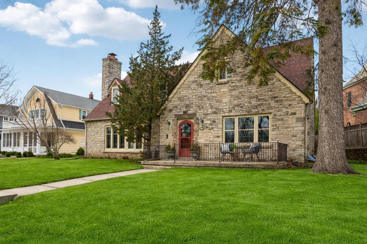 858 E Glen Ave, Whitefish Bay, WI 53217