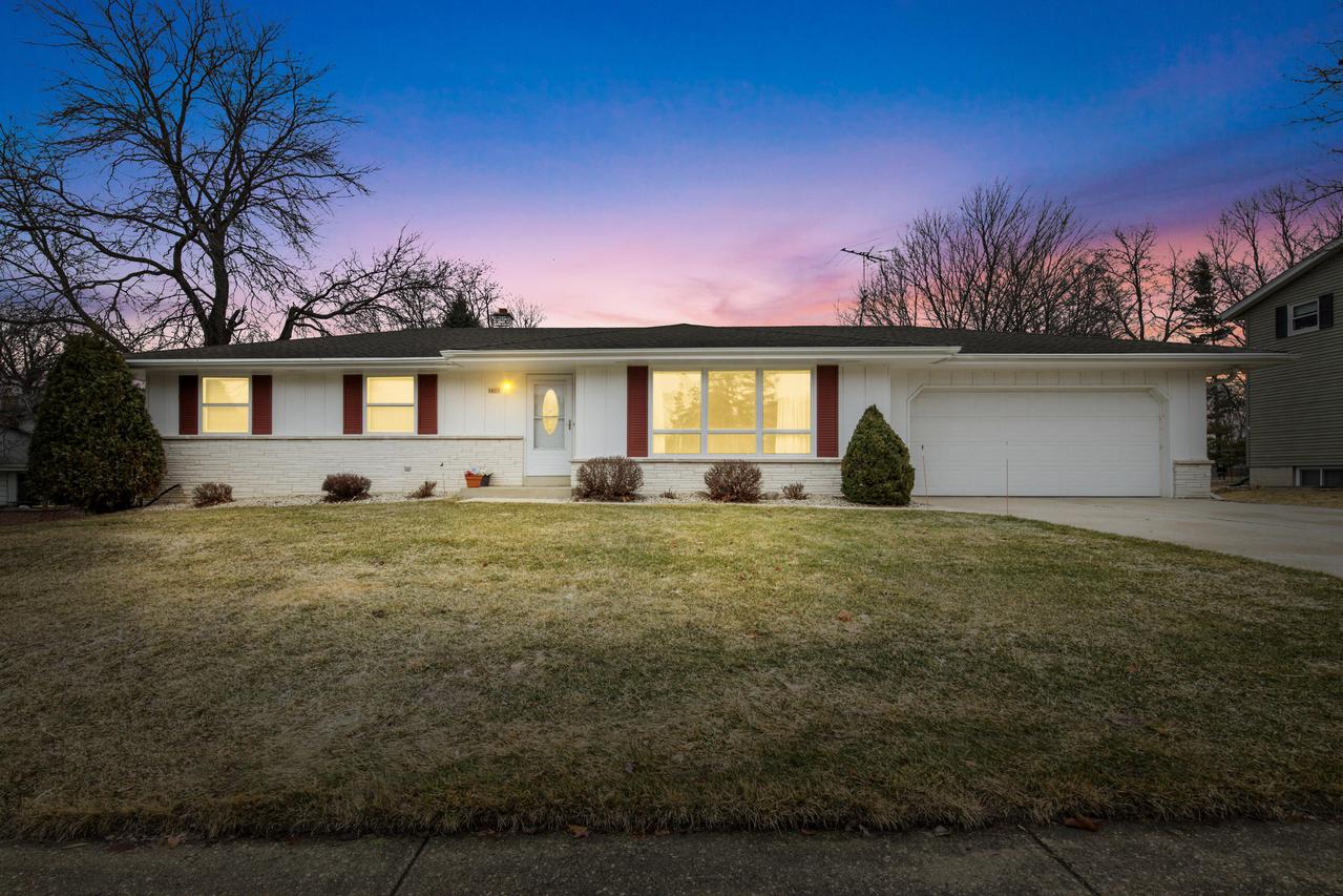 1621 Woodridge Rd, West Bend, WI 53095