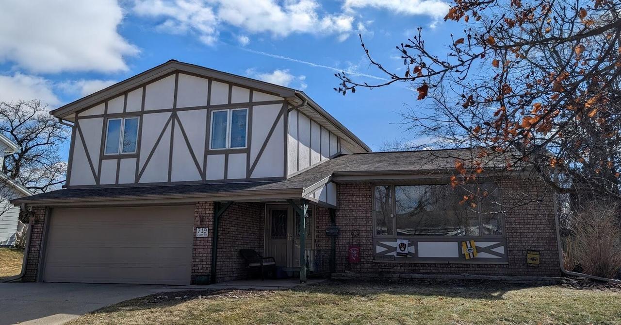 719 Lynne Dr, Waukesha, WI 53186