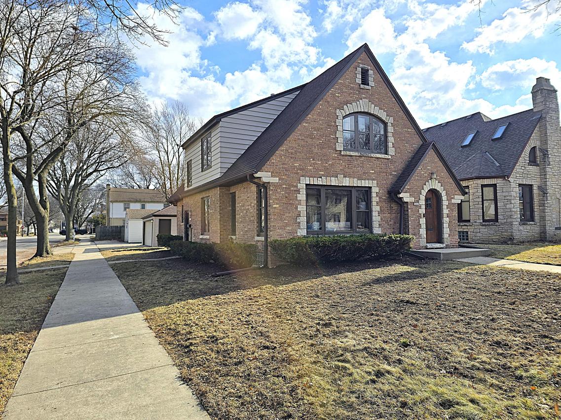 5601 W Brooklyn Pl, Milwaukee, WI 53216