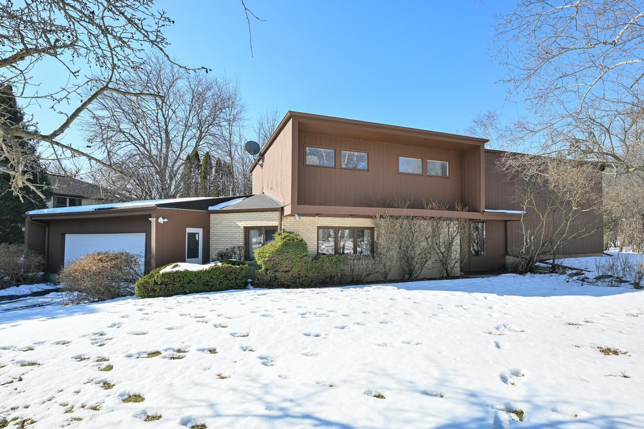 9001 N King Rd, Bayside, WI 53217