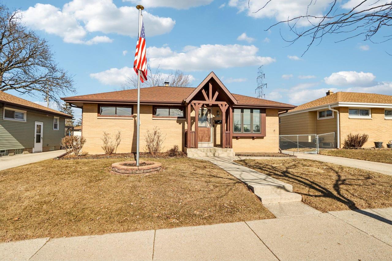 5320 W Plainfield Ave, Milwaukee, WI 53220