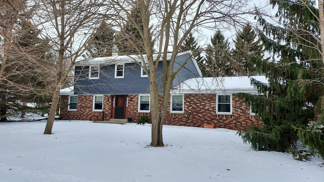 7808 W Plainsview Dr, Franklin, WI 53132