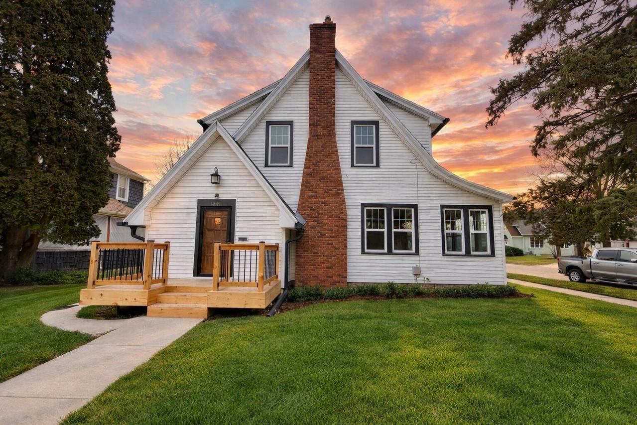 1221 Grace St, Janesville, WI 53545