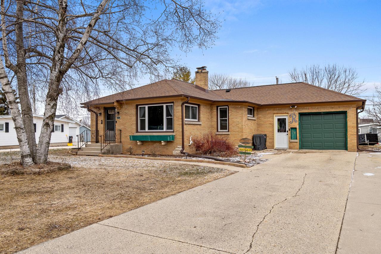 610 Leavens Ave, Sheboygan Falls, WI 53085