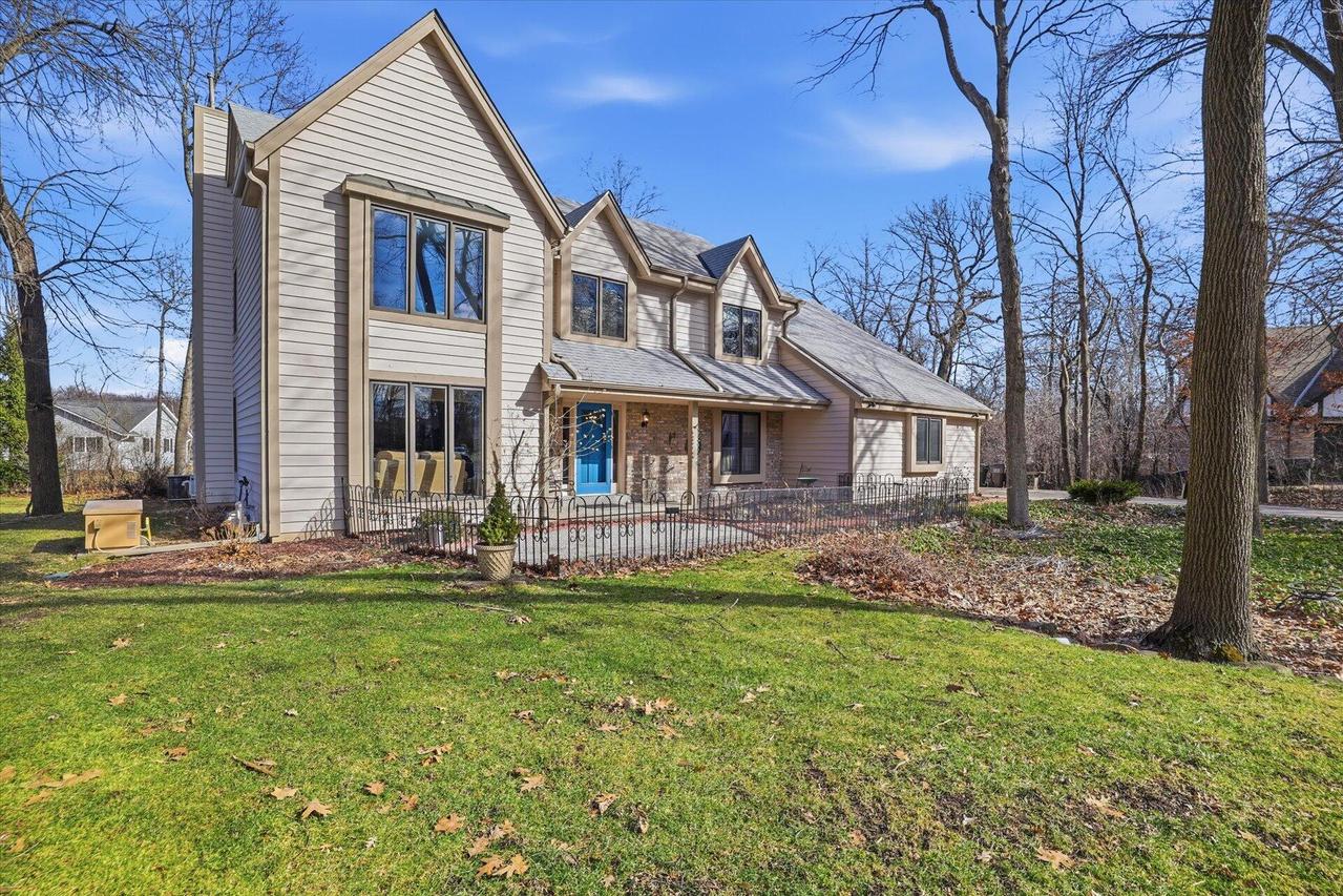 2100 S Cherrywood Ct, New Berlin, WI 53151