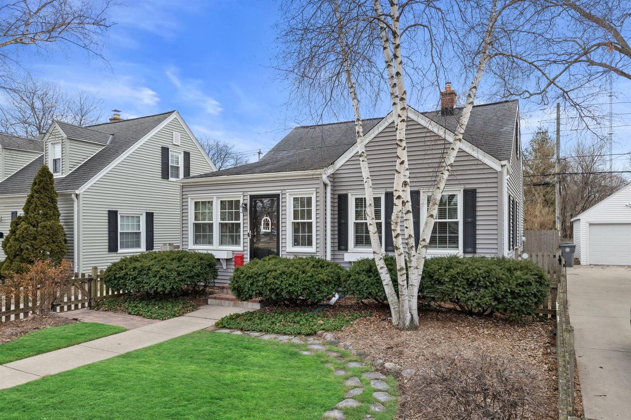 621 E Hampton Rd, Whitefish Bay, WI 53217