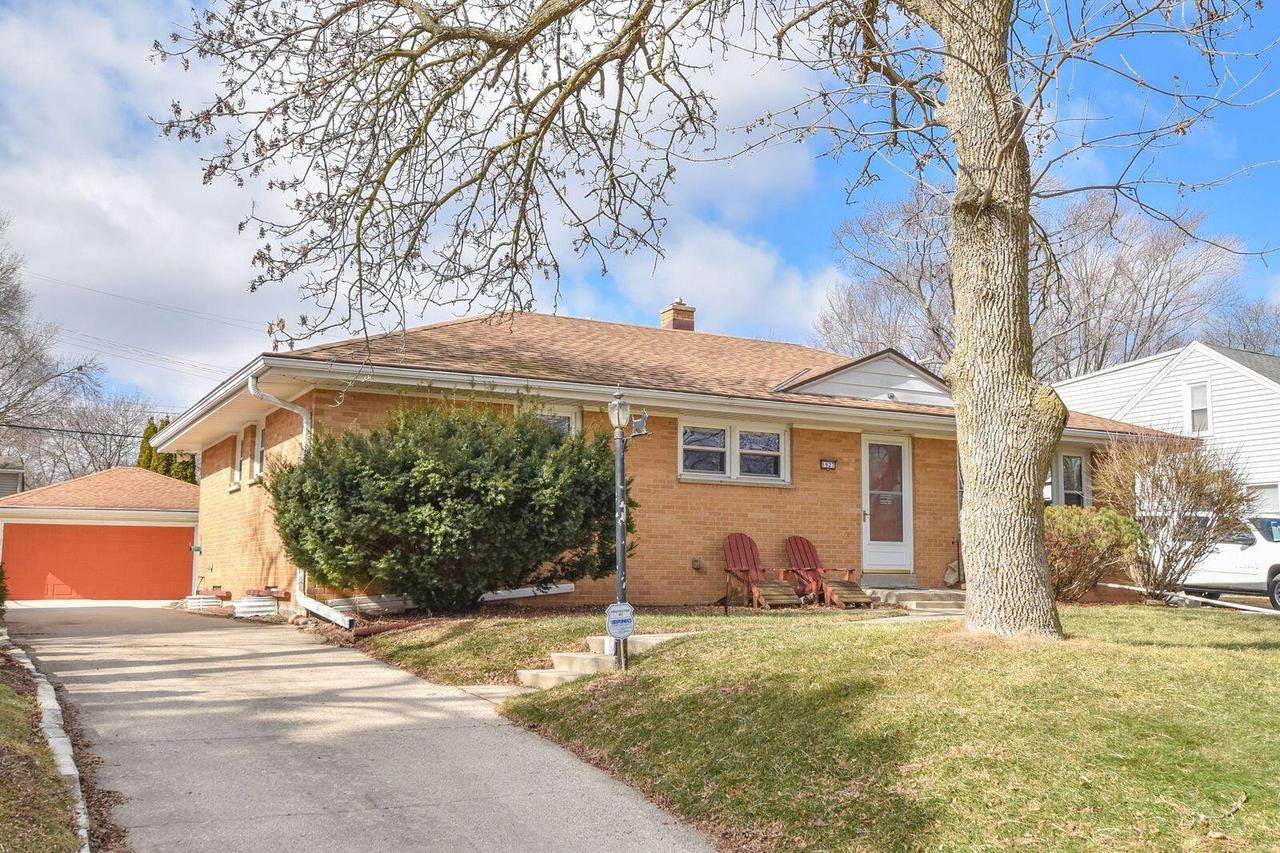 1927 N 118th St, Wauwatosa, WI 53226