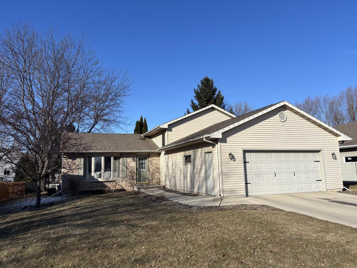 981 Bluehill Ave, Fond Du Lac, WI 54935