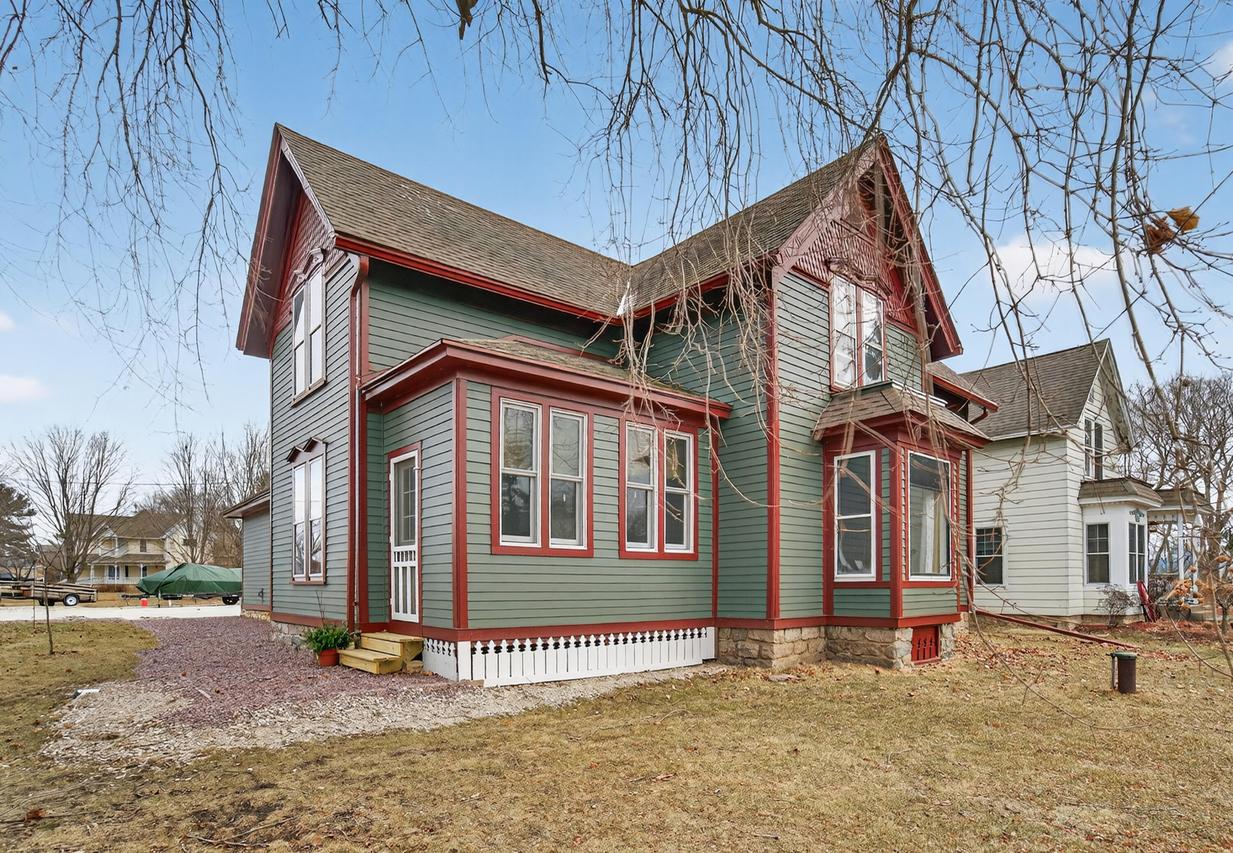 35214 Washington Ave, Rochester, WI 53105