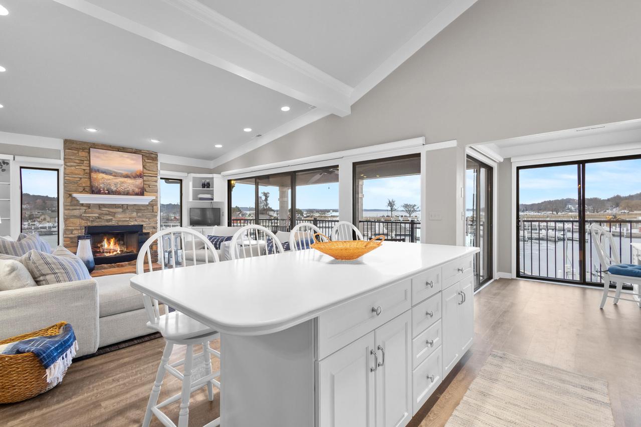 12 Abbey Villa Cir #B, Fontana, WI 53125