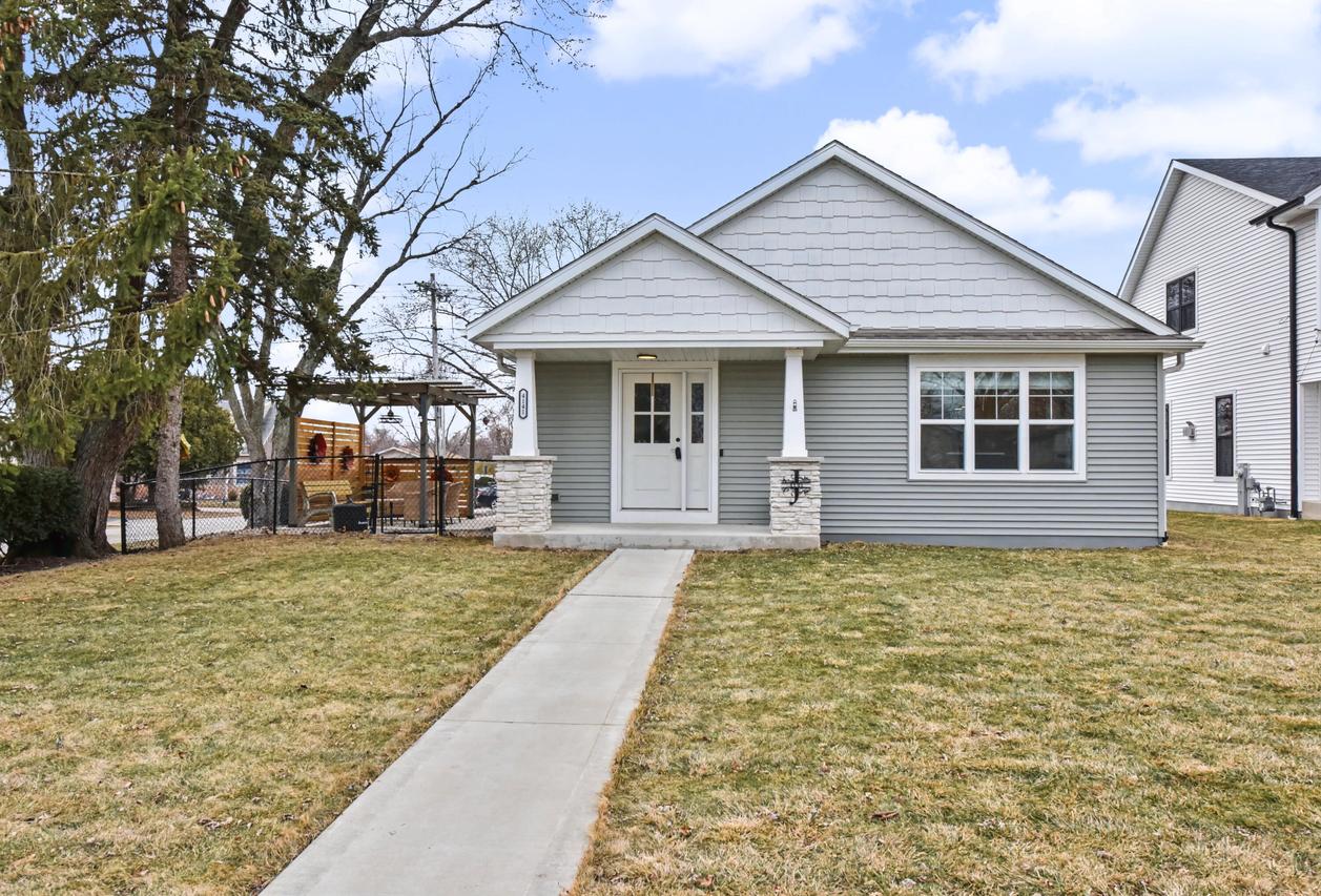 4141 S 90th St, Greenfield, WI 53228