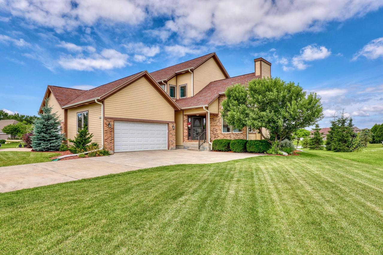 9067 S Cordgrass Cir, Franklin, WI 53132