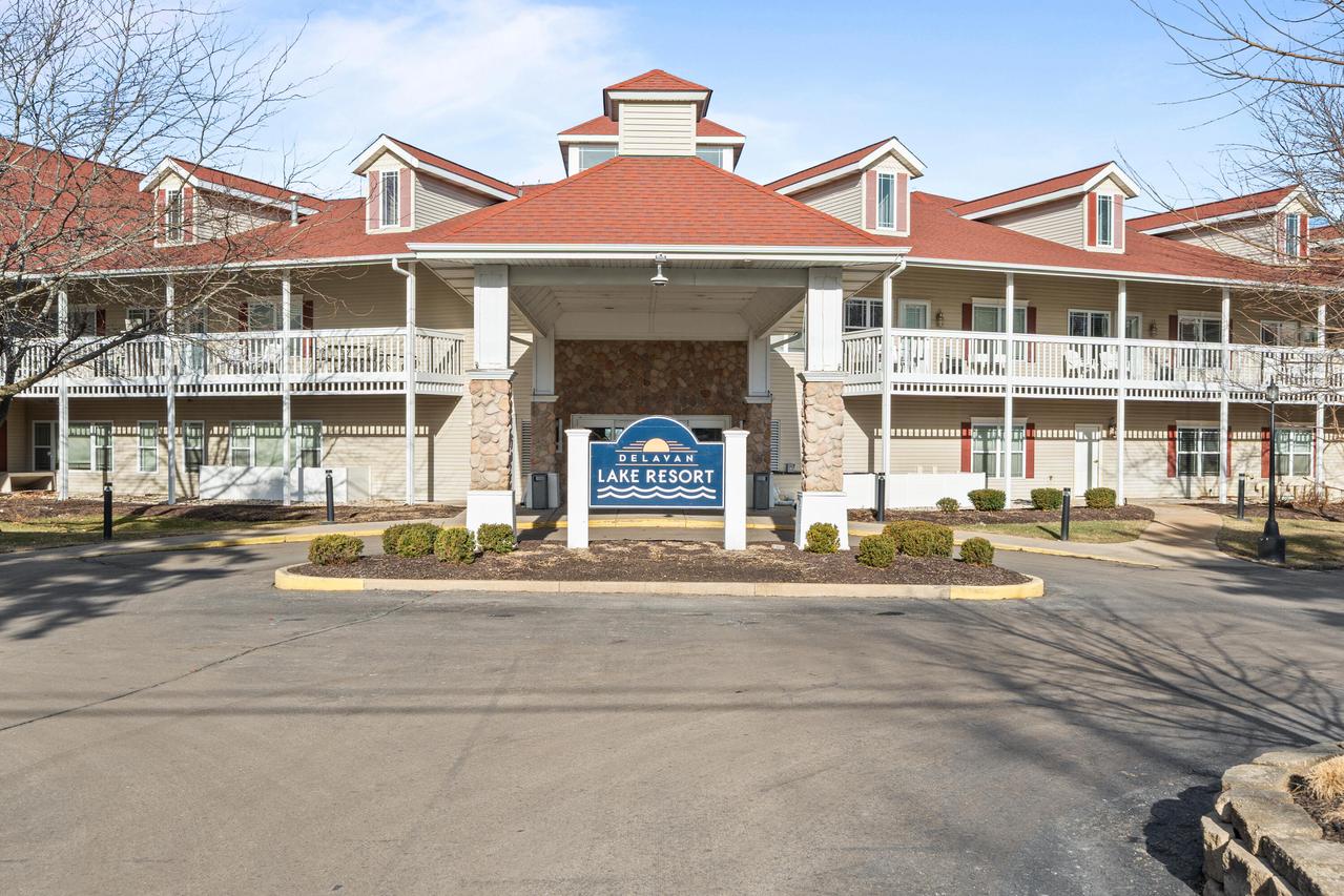 1505 S Shore Dr #327, Delavan, WI 53115