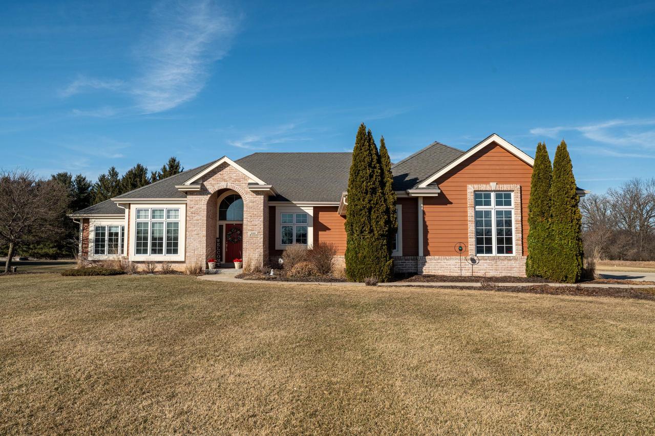 S101W32920 Westpointe Dr, Mukwonago, WI 53149