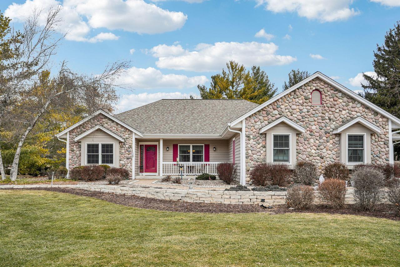 N32W22121 Hill N Dale, Pewaukee, WI 53072