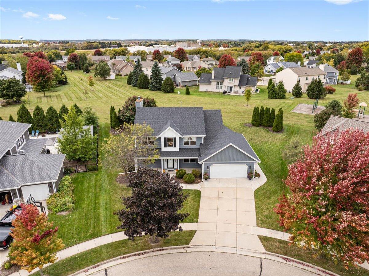 W210N16521 Woodshire Ct, Jackson, WI 53037