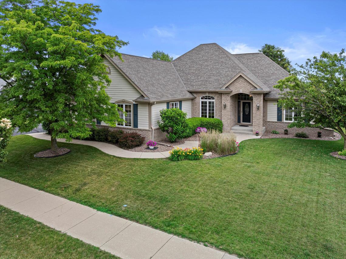 1855 River Lakes, Oconomowoc, WI 53066