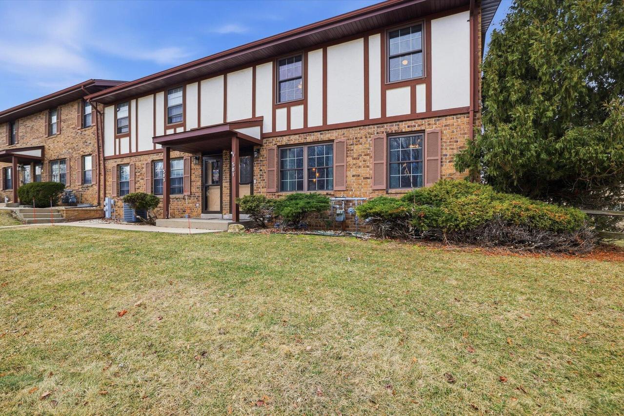 581 Hartridge Dr #1, Hartland, WI 53029