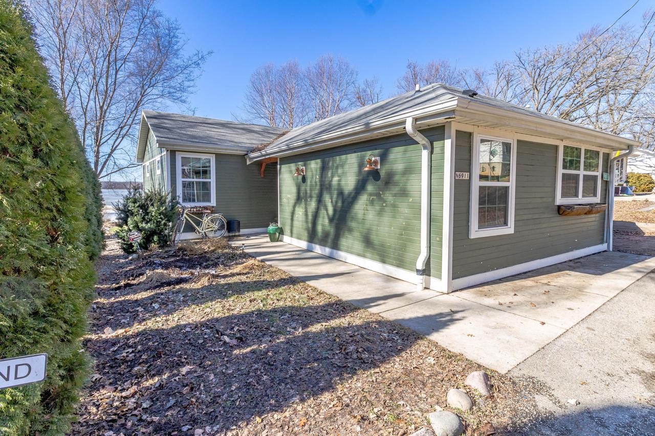 N6911 Lafayette Ln, Sugar Creek, WI 53121