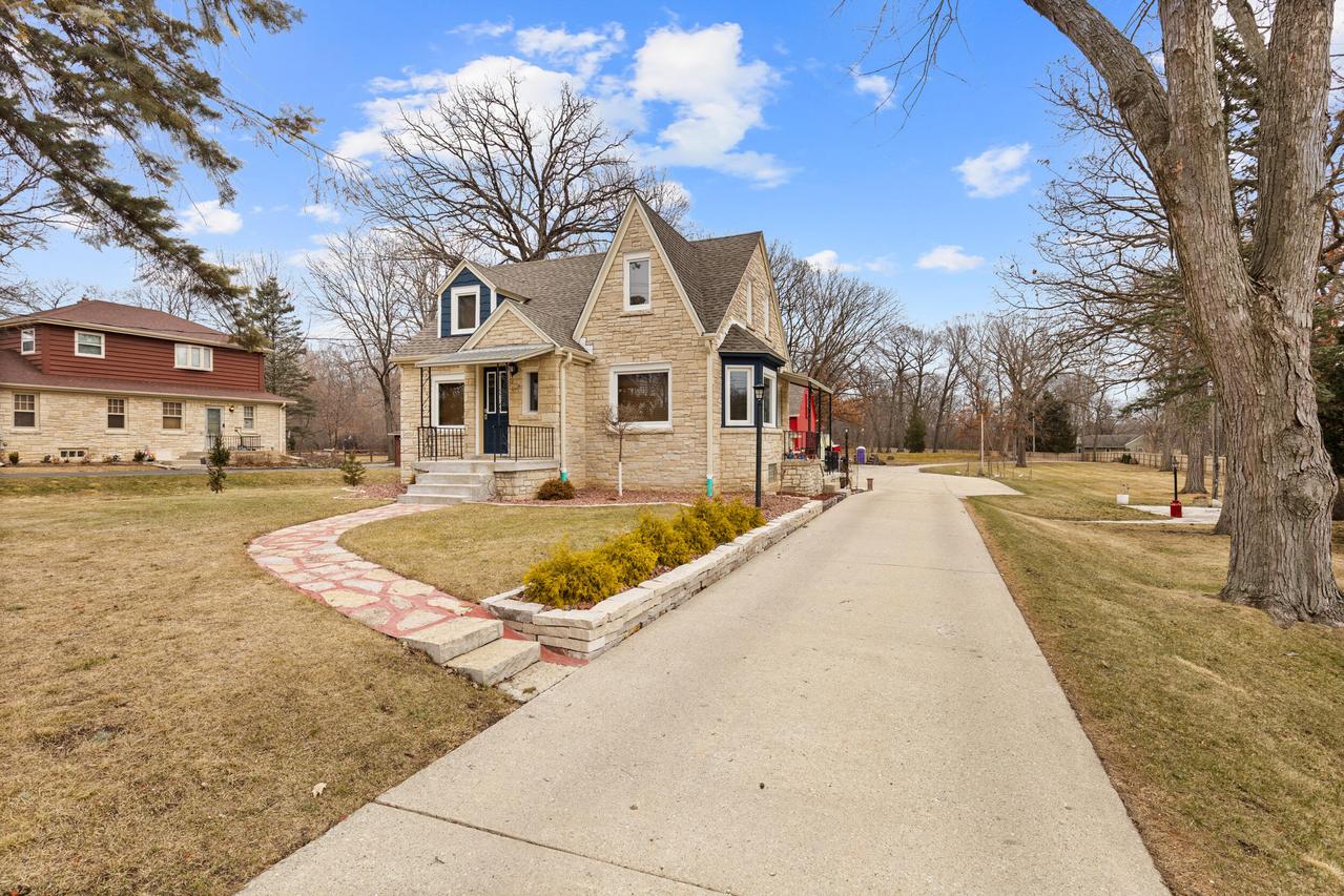 5422 S 43rd St, Greenfield, WI 53220